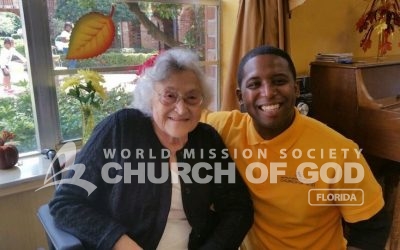 Volunteers Visit the Courtyards of Orlando Care Center